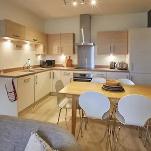 Apartment 4 Bluebridge Court